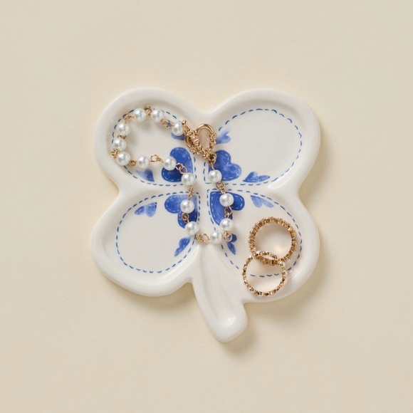 Country Icon Shape - Clover Ceramic Catch-All Dish
Brand NIB Blue & White - Picture 3 of 3